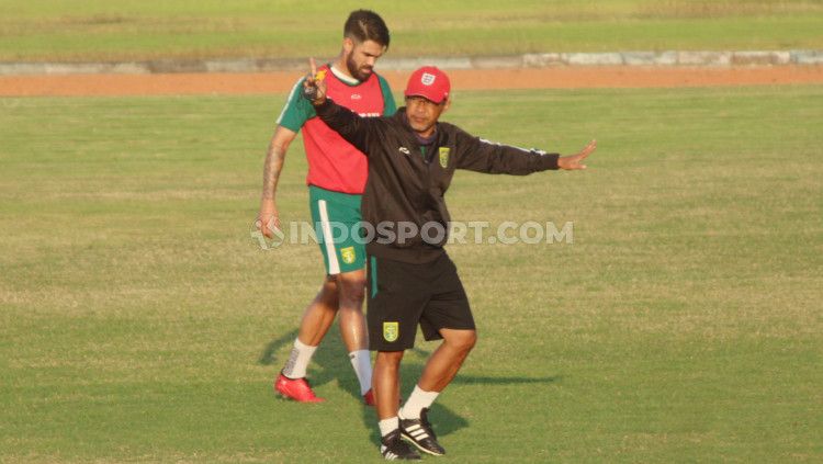 Pelatih Persebaya, Aji Santoso saat memimpin latihan timnya di Lapangan Jenggolo, Sidoarjo. Copyright: © Fitra Herdian/INDOSPORT