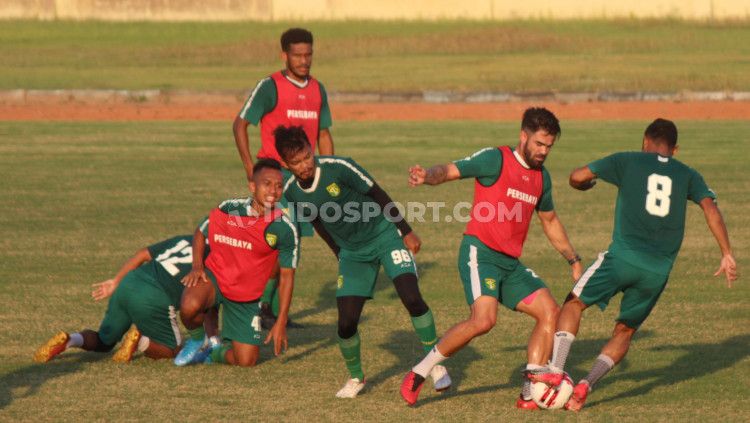 Pelatih klub Liga 1 Persebaya Surabaya, Aji Santoso kembali memimpin latihan rutin secara tertutup pada Selasa (6/10/20). Copyright: © Fitra Herdian/INDOSPORT