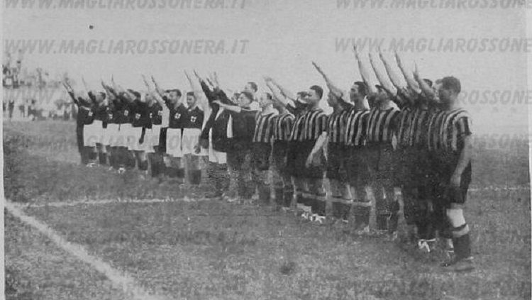 Pertandingan inaugurasi Stadion San Siro antara dua klub penghuni Kota Milano, AC Milan vs Inter Milan, 19 September 1926. Copyright: © Maglia Rossonera