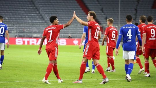 Selebrasi gol Serge Gnabry dalam pertandingan Bundesliga Jerman antara Bayern Munchen vs Schalke 04, Jumat (18/9/20). Copyright: © Twitter Bayern Munchen