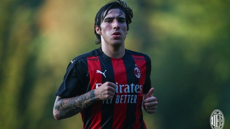 Mendapat reputasi sebagai wonderkid Italia tak lantas membuat Sandro Tonali harus bersantai di tim barunya, AC Milan, karena ia harus merebut tempat inti. Copyright: © acmilan.com