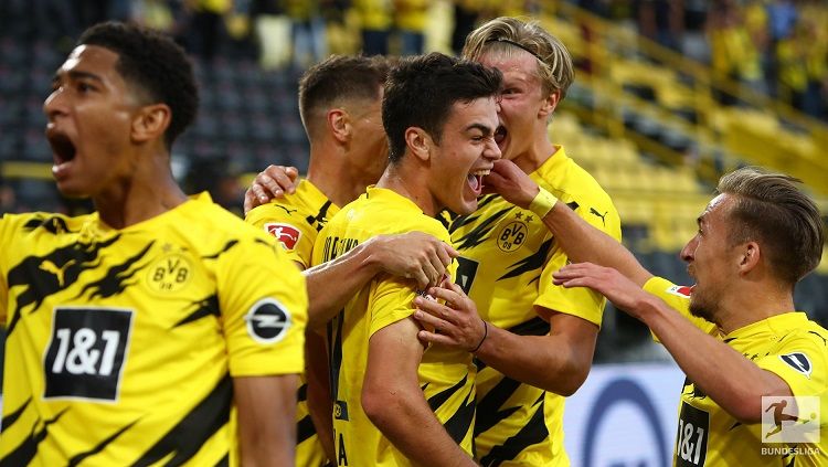 Pemain Borussia Dortmund merayakan gol ke gawang Gladbach dalam pertandingan Bundesliga Jerman, Sabtu (19/9/20). Copyright: © Bundesliga