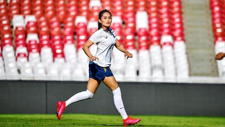Tak hanya mahir sebagai presenter olahraga, Karra Syam ternyata juga mahir bermain sepak bola hingga tak canggung melawan laki-laki. Copyright: © Instagram