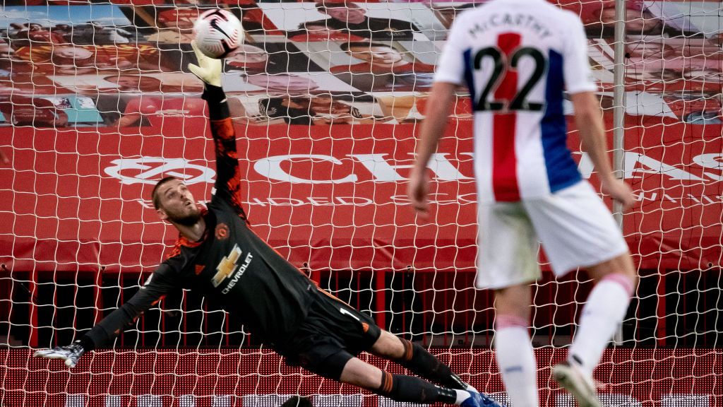 David De Gea gagal menghalau tendangan penalti Wilfried Zaha Copyright: © Ash Donelon/Manchester United via Getty Images