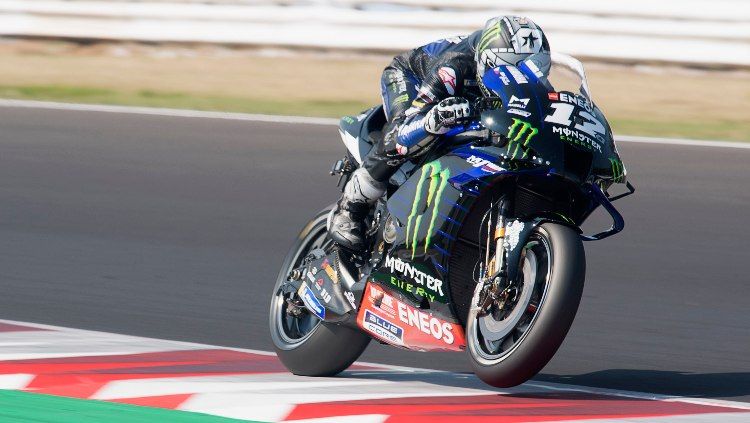 Pembalap Yamaha, Maverick Vinales akhirnya meminta maaf kepada timnya setelah melakukan kesalahan fatal di MotoGP Styria. Copyright: © Mirco Lazzari gp/Getty Images