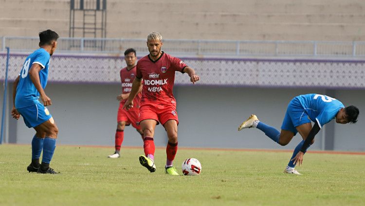 Raphael Maitimo saat uji coba Persita vs Bhayangkara FC. Copyright: © Media Officer Persita