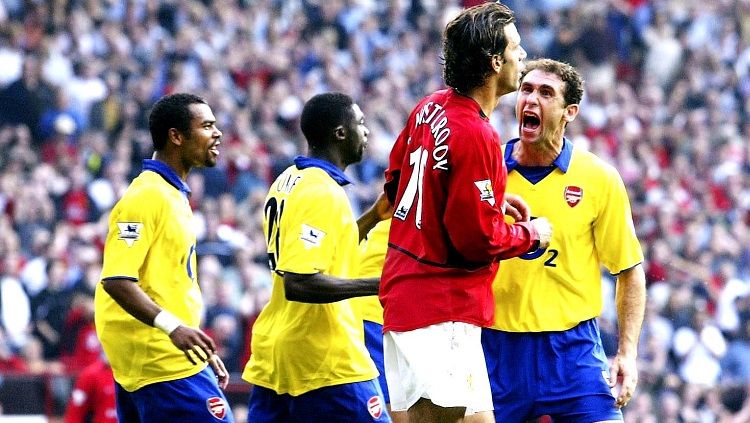 Konfrontasi Ruud van Nistelrooy dan Martin Keown dalam pertandingan Liga Inggris antara Manchester United vs Arsenal, 21 September 2003. Copyright: © Premier League