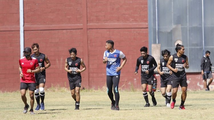 Suasana latihan klub Liga 1 PSM Makassar semakin bergairah usai kedatangan pemain eks klub Liga Belanda RKC Waalwijck dan Almere City, yakni Ezra Walian. Copyright: © Media PSM Makassar