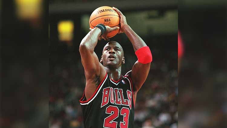 Mantan pebasket Michael Jordan saat memperkuat Chicago Bulls. Copyright: © Getty Images/ Alexander Hassenstein