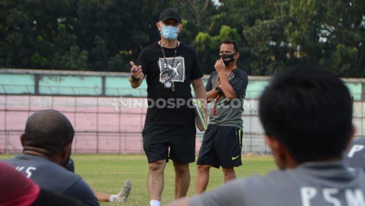 Pelatih PSMS Medan, Gomes de Oliviera didampingi asistennya Ansyari Lubis. Copyright: © Aldi Aulia Anwar/INDOSPORT