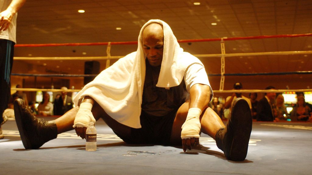 Mike Tyson tampak lelah usai menjalani latihan Copyright: © Denise Truscello/WireImage via Getty Images
