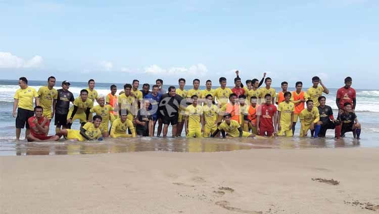 Skuat Arema FC latihan dalam TC di pantai Nganteb. Copyright: © Ian Setiawan/INDOSPORT