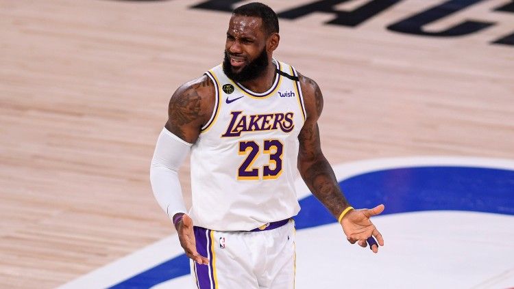 Bintang basket LeBron James disebut melakukan reaksi berlebihan saat disikut oleh bintang Denver Nuggets, Jamal Murray di game 3 final Wilayah Barat NBA. Copyright: © AAron Ontiveroz/MediaNews Group/The Denver Post via Getty Images