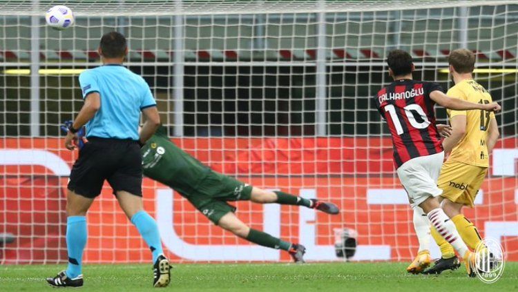 Hakan Calhanoglu mencetak gol untuk AC Milan ke gawang Bodo/Glimt. Copyright: © twitter.com/acmilan