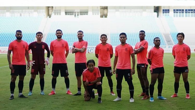 Para pemain Borneo FC berpose usai latihan. Copyright: © Borneo FC