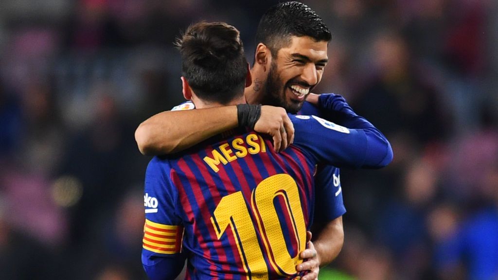 Reuni dengan Barcelona Suarez Asyik Ngobrol Saat Pertandingan Copyright: © David Ramos/Getty Images