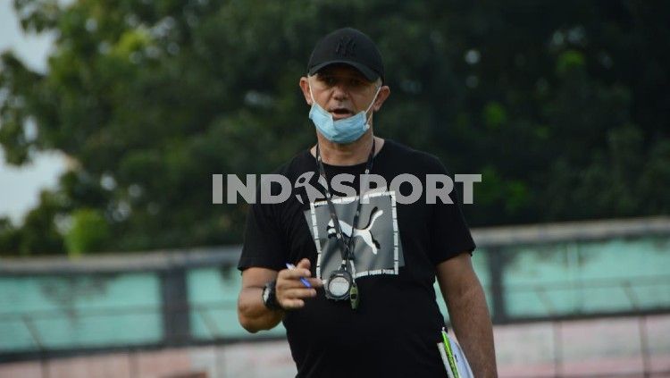 Pelatih anyar PSMS Medan, Gomes de Oliveira. Copyright: © Aldi Aulia Anwar/INDOSPORT