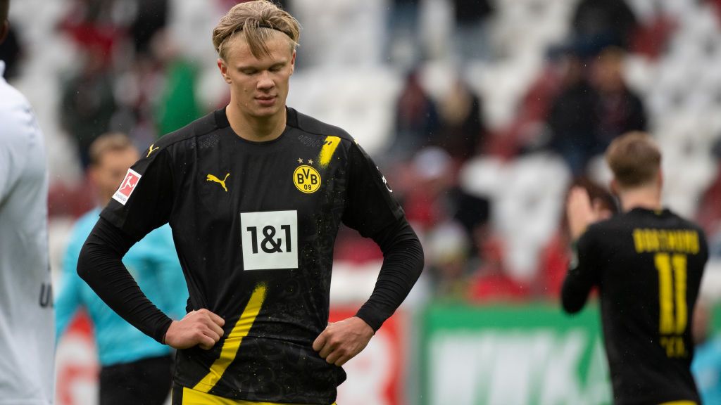 Erling Haaland tertunduk lesu usai Borussia Dortmund kalah dari Augsburg Copyright: © Matthias Balk/picture alliance via Getty Images