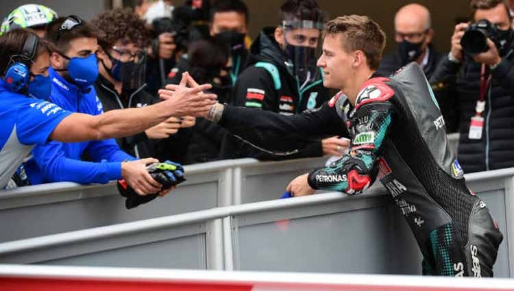 Fabio Quartararo merayakan kemenangannya di MotoGP Moto Grand Prix de Catalunya, Minggu (27/09/2020) di Montmelo di pinggiran Barcelona. Copyright: © LLUIS GENE/AFP via Getty Images