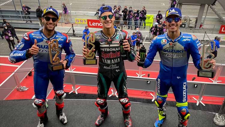 Fabio Quartararo, Joan Mir dan Alex Rins rayakan kemenangannya di atas podium di MotoGP Moto Grand Prix de Catalunya, Minggu (27/09/2020). Copyright: © Twitter@MotoGP