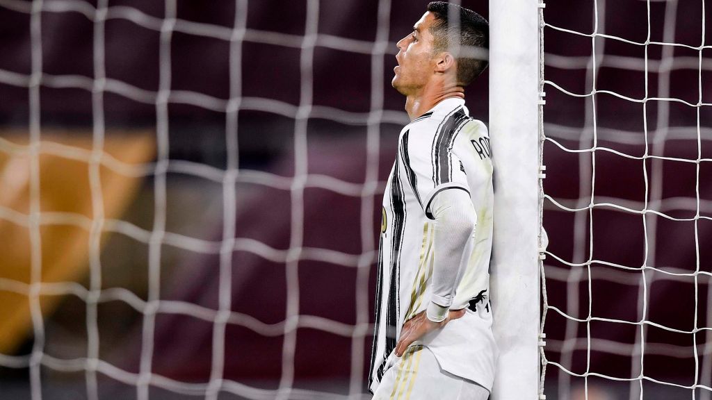Megabintang Juventus, Cristiano Ronaldo, tampak kelelahan saat melawan AS Roma Copyright: © Daniele Badolato - Juventus FC/Juventus FC via Getty Images