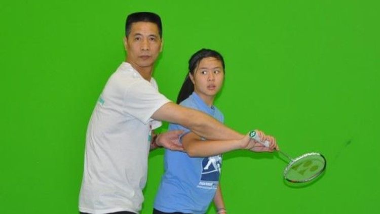 Nama Xiong Guobao (kiri) memang tidak setenar Lin Dan, tetapi siapa sangka pemain yang dijuluki raja backhand oleh media China pernah 'sakiti' Icuk Sugiarto di Indonesia Open? Copyright: © California Badminton Academy