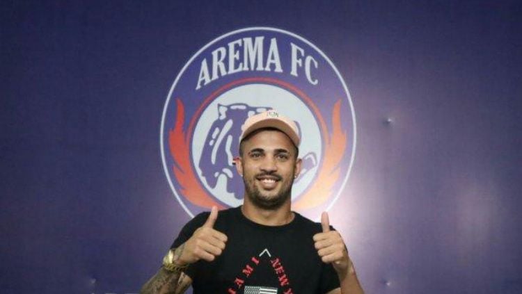 Defender asing Arema FC, Caio Ruan Lino De Freitas mengaku cukup diuntungkan dari status kompetisi Liga 1, yang ditunda hingga satu bulan ke depan. Copyright: © Official Arema FC