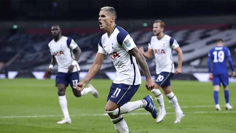 Selebrasi Erik Lamela pemain Tottenham Hotspur usai mencetak gol pertama timnya pertandingan putaran keempat Piala Carabao dengan skor 1-1 dan dilanjutkan adu pinalti. Copyright: © Matt Dunham/PA Images via Getty Images