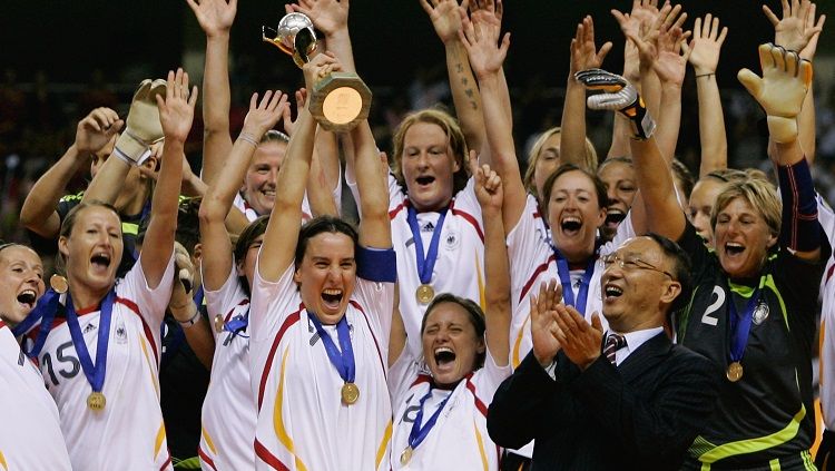 Selebrasi Timnas Wanita Jerman saat menjuarai Piala Dunia Wanita, 30 September 2007. Copyright: © FIFA