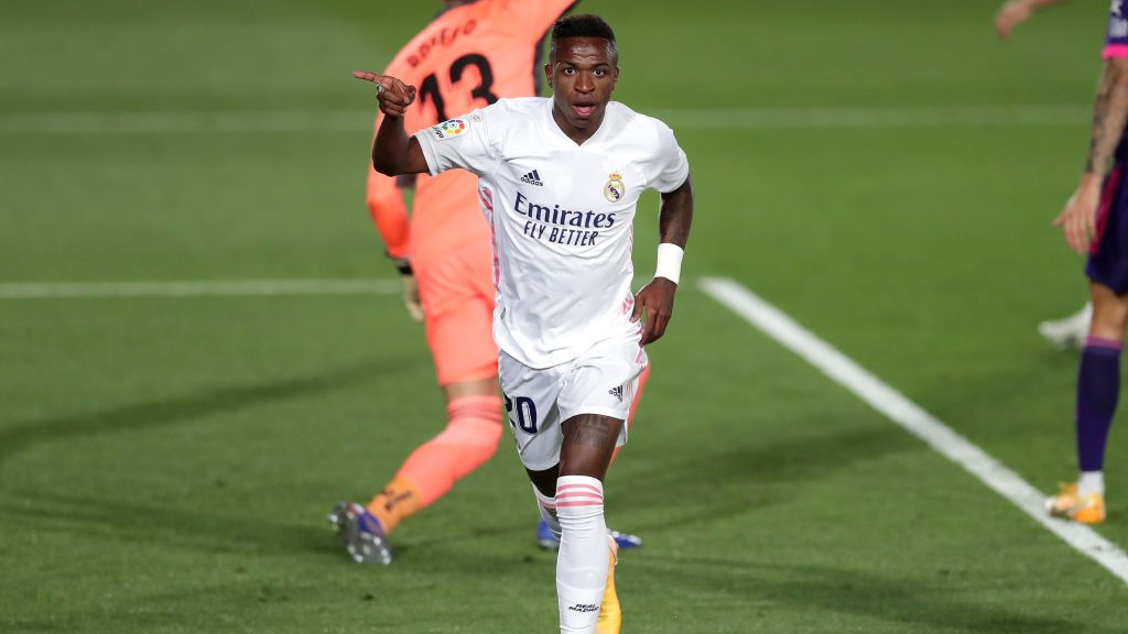 Vinicius Junior berselebrasi usai mencetak gol dalam laga Real Madrid vs Real Valladolid Copyright: © Gonzalo Arroyo Moreno/Getty Images