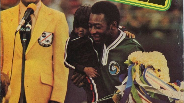 Edson Arantes do Nascimento alias Pele dalam laga perpisahannya di New York, Amerika Serikat, 1 Oktober 1977. Copyright: © World Soccer Magazine