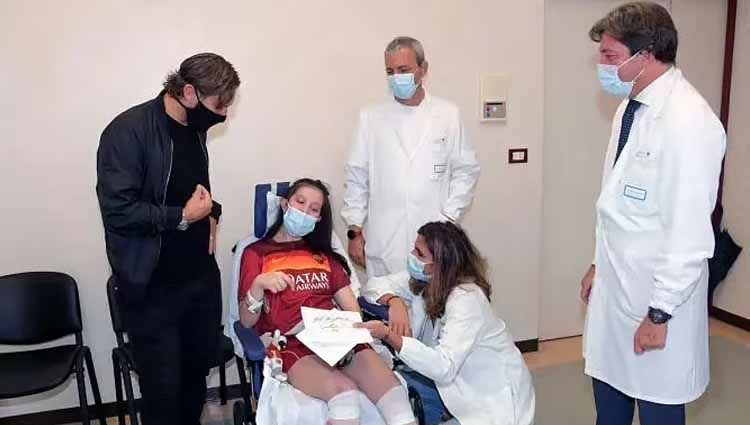 Legenda hidup AS Roma, Francesco Totti mengunjungi seorang wanita bernama Ilenia Matilli, yang akhirnya sadarkan diri setelah koma kurang lebih 11 bulan. Copyright: © sentinelassam