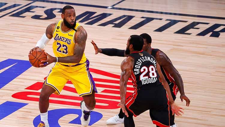 LeBron James membuat fans LA Lakers ketar-ketir karena merasa kesakitan di akhir kuarter empat dalam game 4 final NBA melawan Miami Heat, Rabu (07/10/20) pagi WIB. Copyright: © Kevin C. Cox/Getty Images