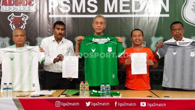 Almarhum dr Mahyono (kiri) saat PSMS Medan memperkenalkan apparel jersey mereka musim 2020 pada awal tahun ini. Copyright: © Aldi Aulia Anwar/INDOSPORT