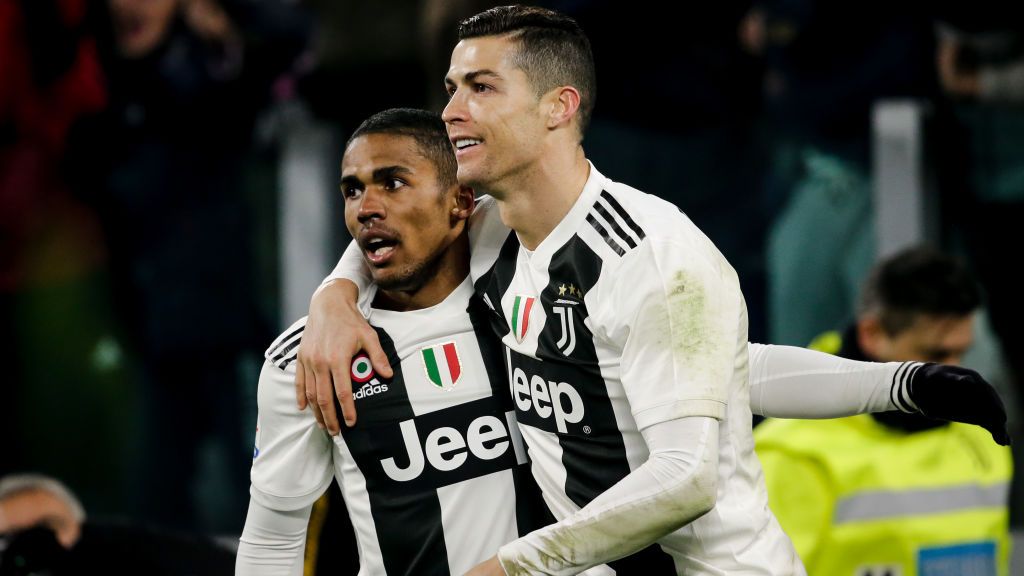Dua mantan bintang Juventus, Douglas Costa dan Cristiano Ronaldo Copyright: © Erwin Spek/Soccrates/Getty Images