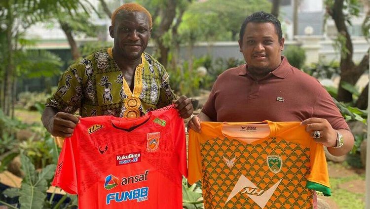 Striker Bhayangkara FC, Herman Dzumafo, mendirikan klub Pekanbaru United dan menjalin kerja sama dengan Presiden Borneo FC, Nabil Husein. Copyright: © Borneo FC