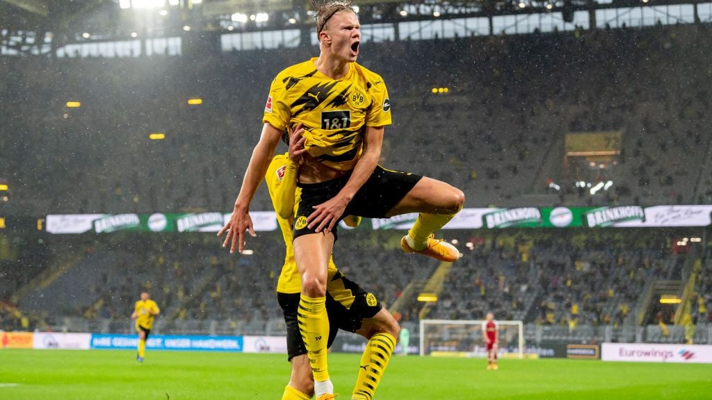 Selebrasi Erling Haaland usai mencetak gol dalam laga Borussia Dortmund vs Freiburg. Copyright: © Alexandre Simoes/Borussia Dortmund via Getty Images