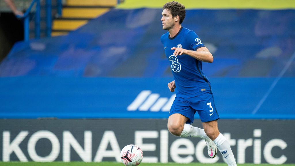 Bek kiri Chelsea, Marcos Alonso, bersiap untuk memulai petualangan baru dalam karier sepak bolanya dengan bergabung ke raksasa LaLiga, Barcelona. Copyright: © Sebastian Frej/MB Media/Getty Images