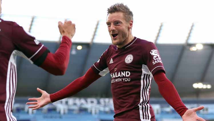 Jamie Vardy dari Leicester City melakukan selebrasi setelah mencetak gol kedua bagi timnya selama pertandingan Liga Premier antara Manchester City. Copyright: © Catherine Ivill/Getty Images