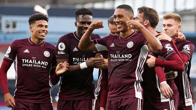Youri Tielemans dari Leicester City merayakan bersama rekan satu timnya setelah mencetak gol. Copyright: © Catherine Ivill/Getty Images