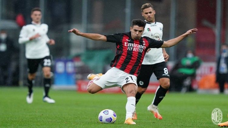 Brahim Diaz kala melepaskan tembakan di laga AC Milan vs Spezia. Copyright: © twitter.com/acmilanbr