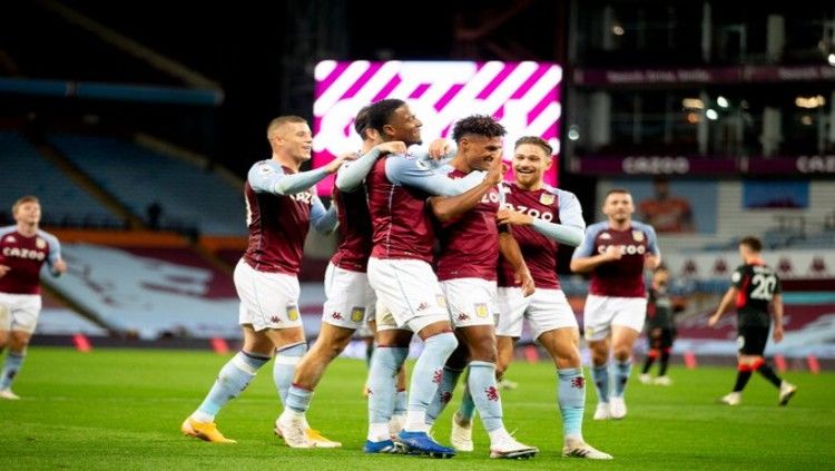Skuat Aston Villa merayakan gol Ollie Watkins. Copyright: © twitter.com/AVFCOfficial