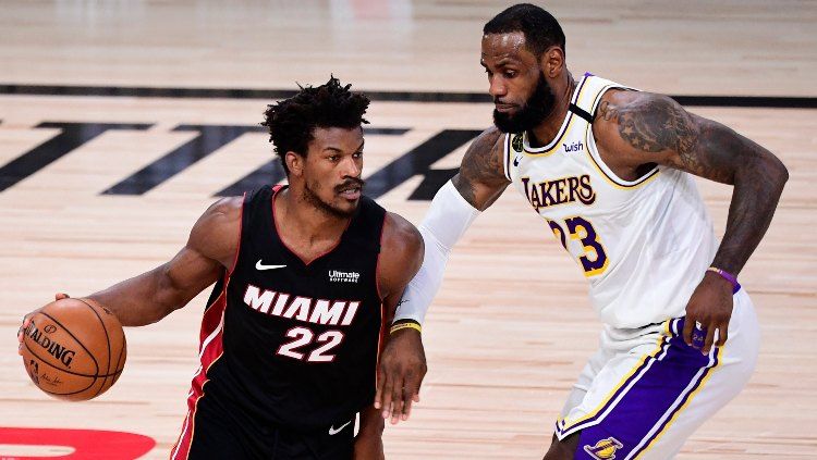 Sebuah aksi mengejutkan nampak dilakukan Jimmy Butler saat Miami Heat mengalahkan LA Lakers di game ketiga Final NBA 2019/20. Copyright: © Douglas P. DeFelice/Getty Images