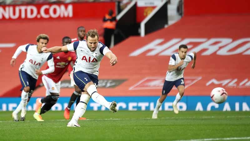 Harry Kane mencetak gol keenam timnya dari titik penalti pada laga Liga Inggris antara Manchester United vs Tottenham Hotspur, Minggu (04/10/20). Copyright: © Carl Recine/PA Images via Getty Images