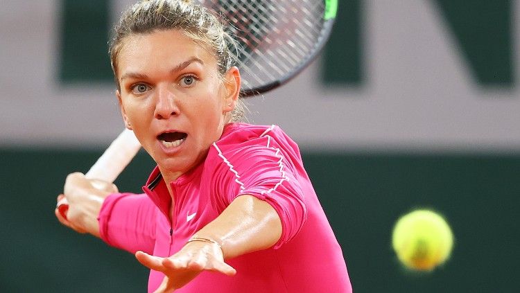 Simona Halep tersingkir di putaran keempat Prancis Terbuka (Roland Garros) 2020 dari Iga Swiatek. Copyright: © Julian Finney/Getty Images