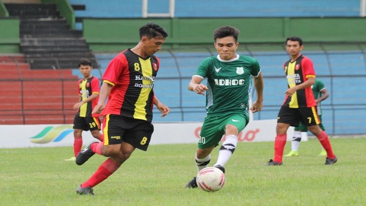 Pemain PSMS Medan, Paulo Sitanggang (baju hijau), saat melakoni laga uji coba di Stadion Teladan, Medan, beberapa waktu lalu. Copyright: © Aldi Aulia Anwar/INDOSPORT