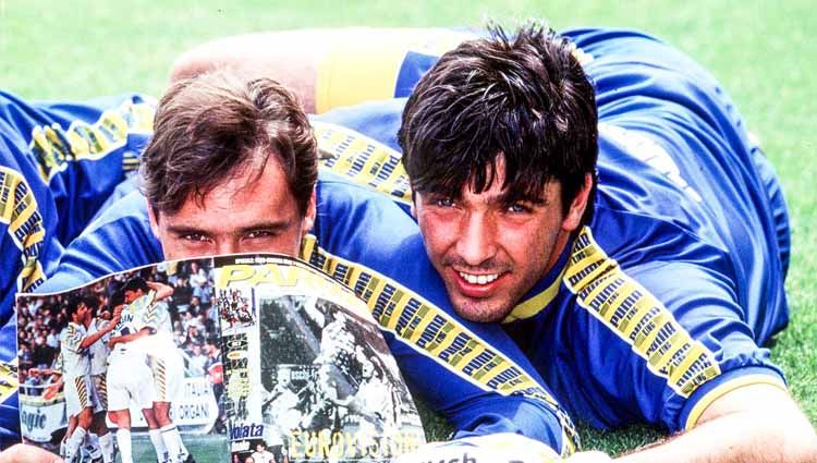 Enrico Chiesa dan Gianluigi Buffon saat masih membela Parma. Copyright: © Twitter@brfootball