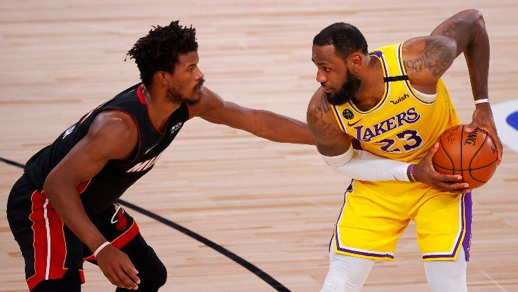 Jimmy Butler dan LeBron James di game keempat final NBA antara Miami Heat vs LA Lakers, Rabu (07/10/20). Copyright: © Kevin C. Cox/Getty Images