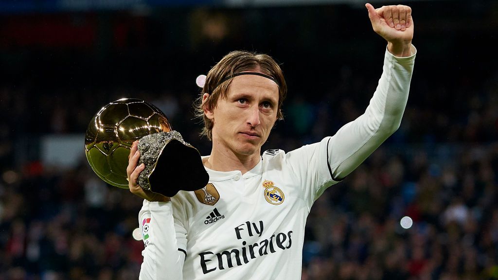 Luka Modric memamerkan Ballon d'Or yang ia raih Copyright: © Quality Sport Images/Getty Images