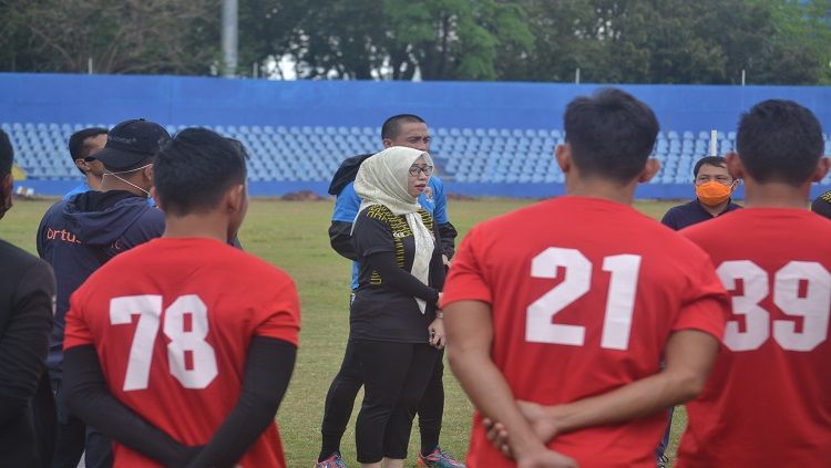 Asisten Manajer Sriwijaya FC Mayumi Itsuwa memberikan arahan pada pemain. Copyright: © Muhammad Effendi/INDOSPORT